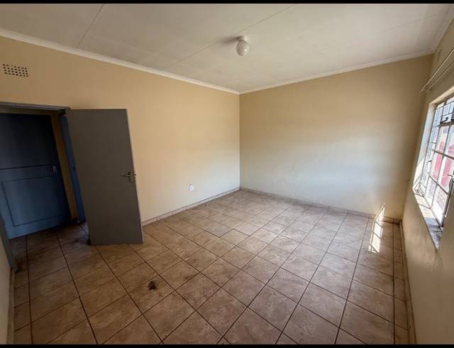 2 BEDROOM TOWNHOUSE FOR SALE IN VANDERBIJLPARK CW 5